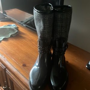 Rain boots for Fall and spring fur lined very cute boots. Worn twice.